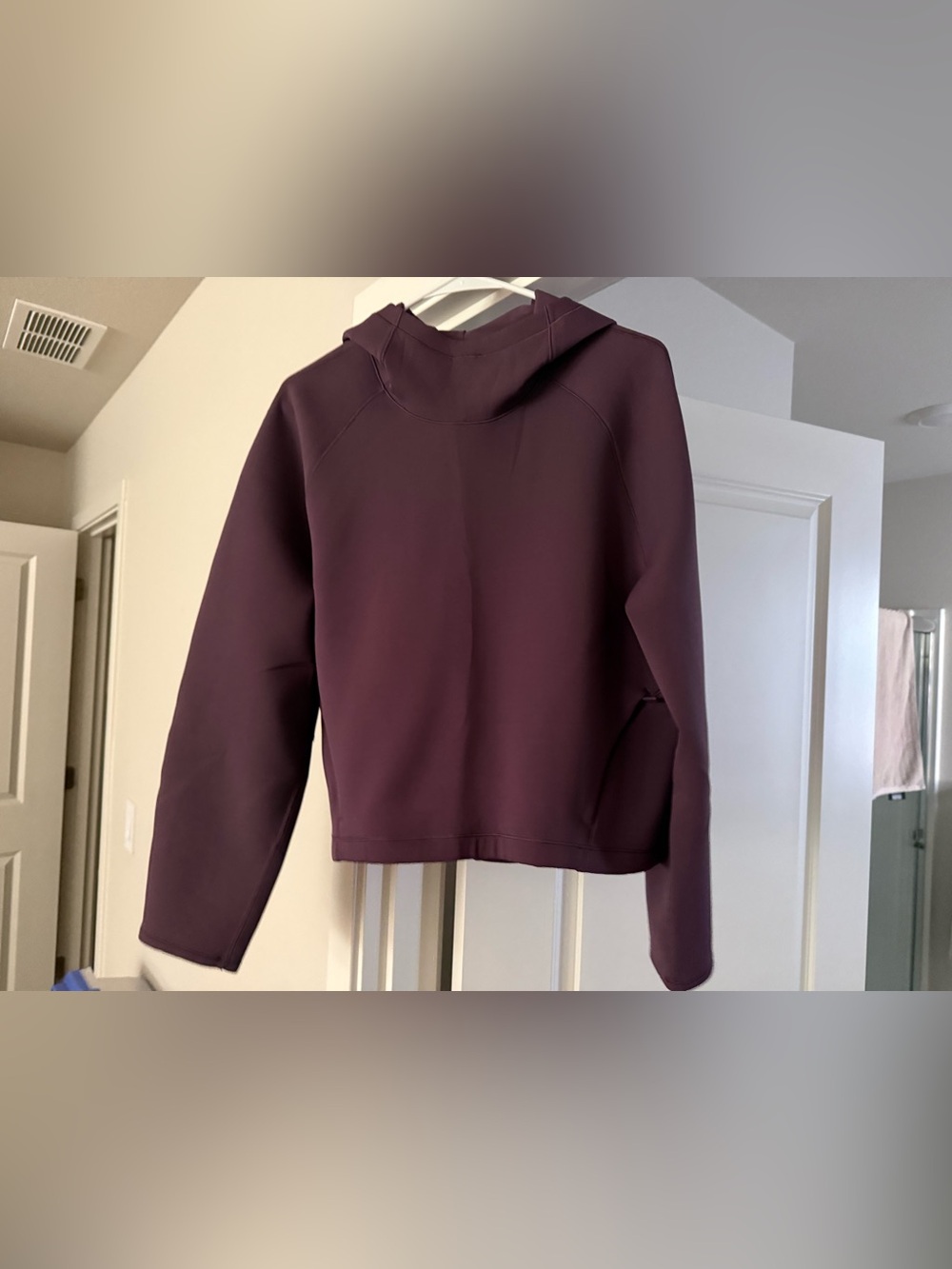 NWOT Lululemon Lightweight hooded pullover in Plum/Grape - Size 8